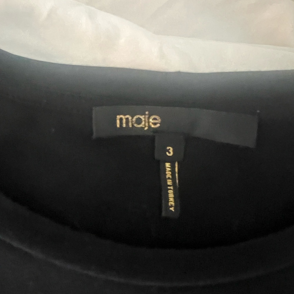 Black top Size M with detailed raglan sleeves. Black/Multi